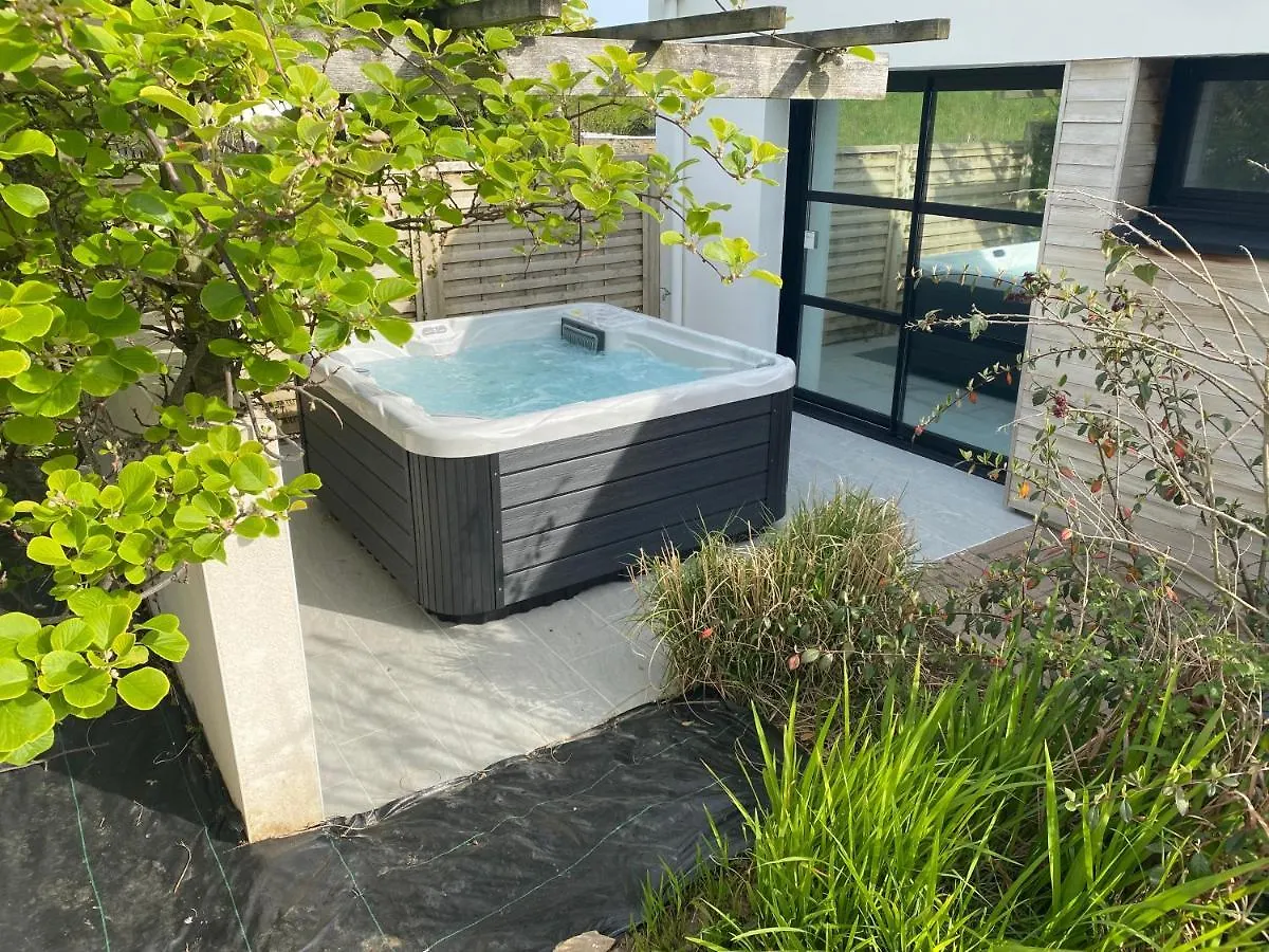 Maison Montmarin: Seaside Villa with Spa in Northern Brittany Locquenole